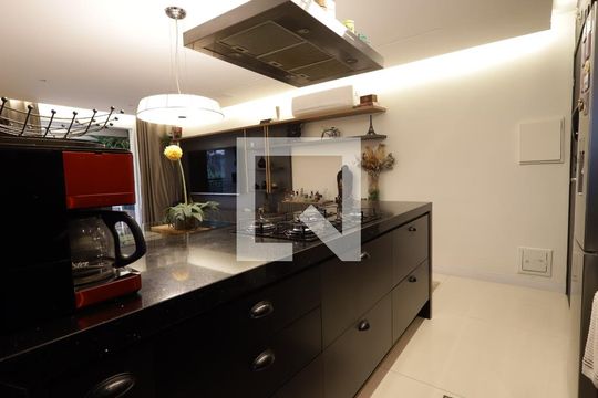 Cozinha de apartamento à venda com 2 quartos, 70m² em Vila Suzana, São Paulo