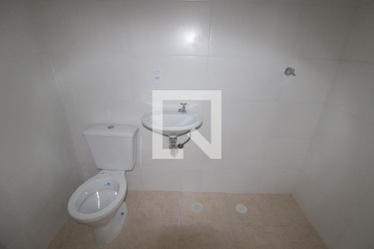 Banheiro de apartamento à venda com 2 quartos, 55m² em Vila Pita, São Paulo