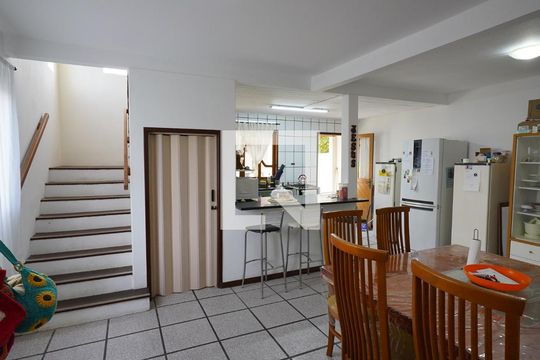 Sala de casa para alugar com 4 quartos, 210m² em Rio Tavares, Florianópolis
