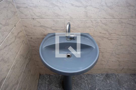 Banheiro de casa para alugar com 1 quarto, 47m² em Taboão, Diadema
