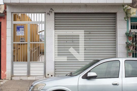 Fachada de casa para alugar com 1 quarto, 47m² em Taboão, Diadema