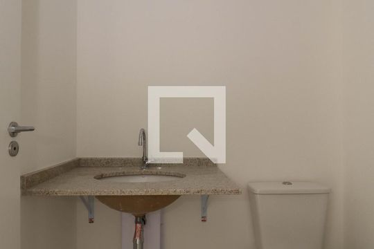 Banheiro de kitnet/studio para alugar com 1 quarto, 24m² em Pinheiros, São Paulo