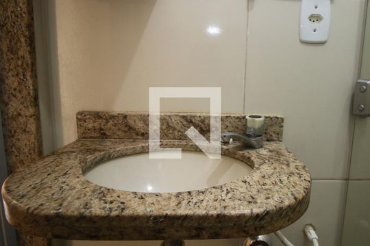 Banheiro de apartamento à venda com 2 quartos, 50m² em Vaz Lobo, Rio de Janeiro