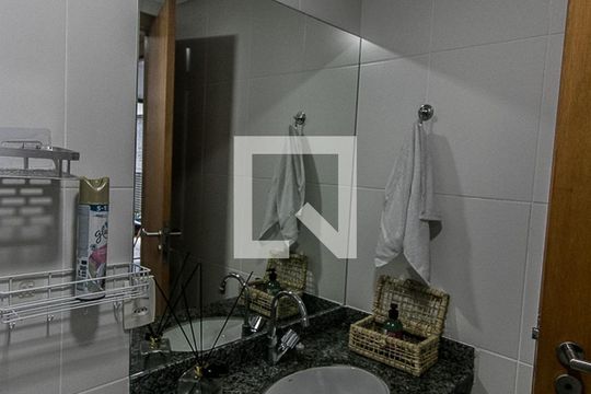 Banheiro de apartamento para alugar com 1 quarto, 54m² em Caminho das Árvores, Salvador