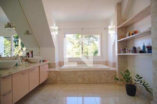 Banheiro da Suíte de casa à venda com 3 quartos, 295m² em Primavera, Novo Hamburgo