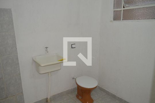 Banheiro de kitnet/studio para alugar com 1 quarto, 28m² em Liberdade, São Paulo