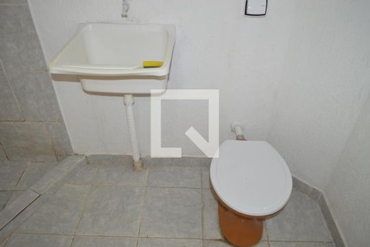 Banheiro de kitnet/studio para alugar com 1 quarto, 28m² em Liberdade, São Paulo