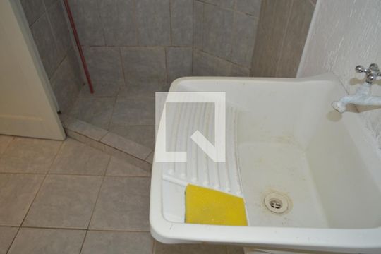Banheiro de kitnet/studio para alugar com 1 quarto, 28m² em Liberdade, São Paulo