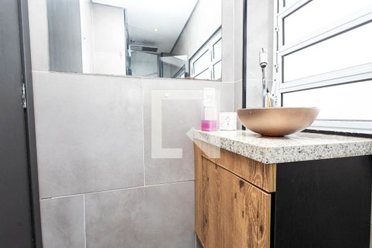 Banheiro de kitnet/studio para alugar com 1 quarto, 30m² em Bela Vista, São Paulo