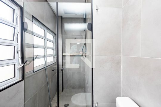 Banheiro de kitnet/studio para alugar com 1 quarto, 30m² em Bela Vista, São Paulo