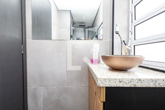 Banheiro de kitnet/studio para alugar com 1 quarto, 30m² em Bela Vista, São Paulo