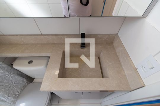 Banheiro de apartamento à venda com 2 quartos, 46m² em Vila Miguel Vicente Cury, Campinas