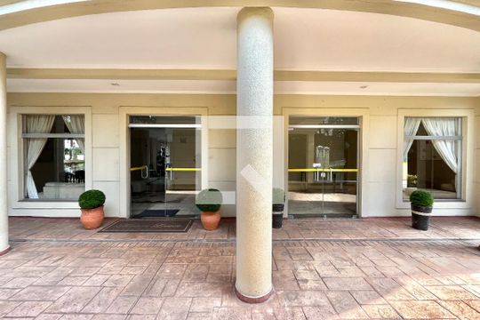 Hall de entrada de apartamento para alugar com 2 quartos, 98m² em Vila Alexandria, São Paulo