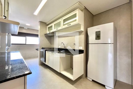 Cozinha de apartamento para alugar com 2 quartos, 98m² em Vila Alexandria, São Paulo