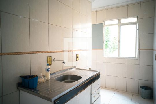 Cozinha de apartamento para alugar com 2 quartos, 56m² em Jardim Arco-iris, Cotia