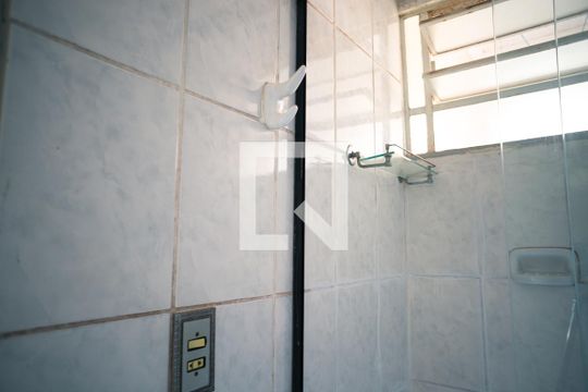 Banheiro de apartamento para alugar com 2 quartos, 56m² em Jardim Arco-iris, Cotia