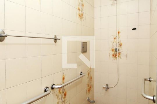 Banheiro de casa para alugar com 2 quartos, 500m² em Jardim Virginia Bianca, São Paulo
