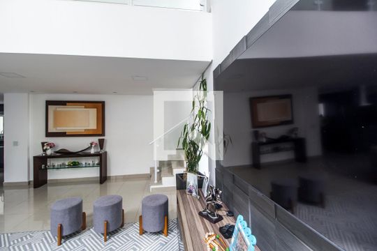 Sala de TV de casa de condomínio à venda com 4 quartos, 368m² em Parque Sinai, Santana de Parnaíba