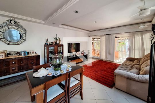 Sala de casa à venda com 3 quartos, 310m² em Piratininga, Niterói