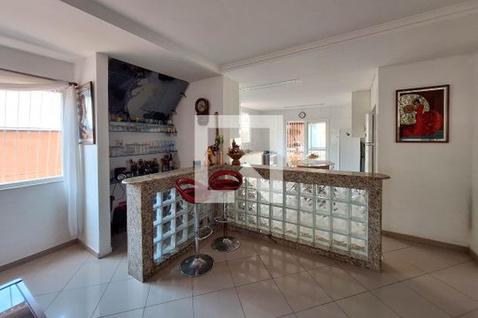 Sala de casa à venda com 3 quartos, 310m² em Piratininga, Niterói