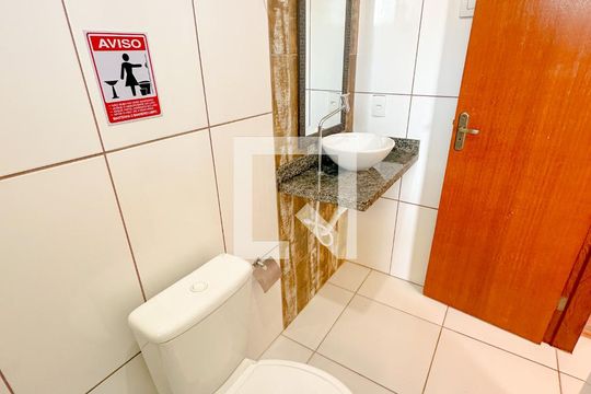 Banheiro de apartamento para alugar com 2 quartos, 60m² em São João do Rio Vermelho, Florianópolis