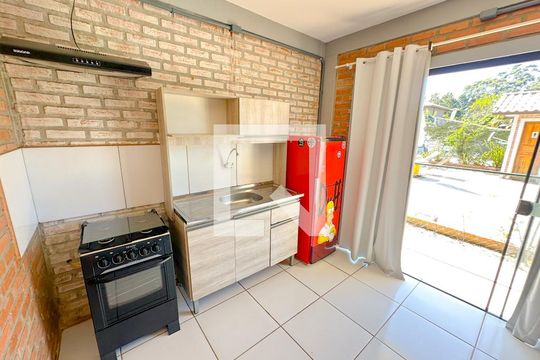 Cozinha de apartamento para alugar com 2 quartos, 60m² em São João do Rio Vermelho, Florianópolis