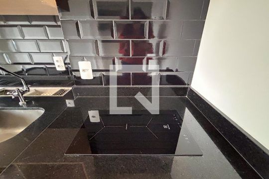 Cozinha de apartamento para alugar com 1 quarto, 27m² em Pinheiros, São Paulo