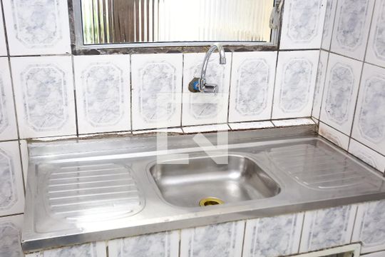 Cozinha de casa para alugar com 2 quartos, 50m² em Jardim Campo Limpo, São Paulo