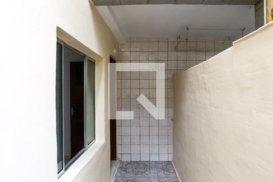 Quintal de casa para alugar com 2 quartos, 50m² em Jardim Campo Limpo, São Paulo
