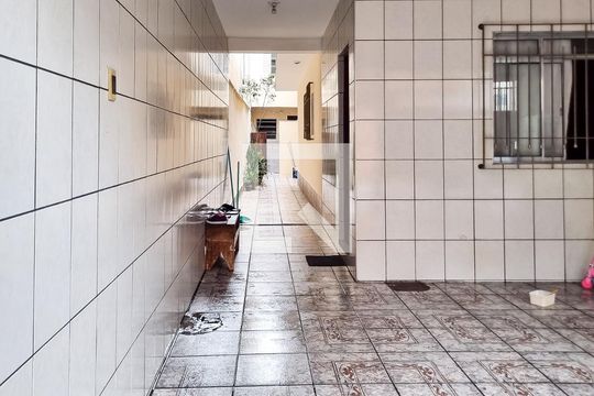 Garagem de casa para alugar com 2 quartos, 50m² em Jardim Campo Limpo, São Paulo