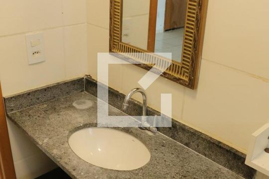 Banheiro de apartamento para alugar com 2 quartos, 48m² em Jardim Tropical, Nova Iguaçu