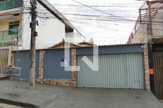 Fachada de casa à venda com 3 quartos, 315m² em Novo Riacho, Contagem