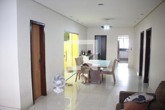 Sala de casa à venda com 3 quartos, 315m² em Novo Riacho, Contagem