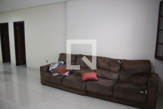 Sala de casa à venda com 3 quartos, 315m² em Novo Riacho, Contagem