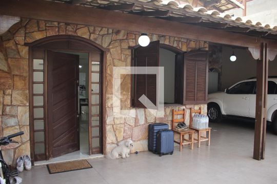 Garagem de casa à venda com 3 quartos, 315m² em Novo Riacho, Contagem