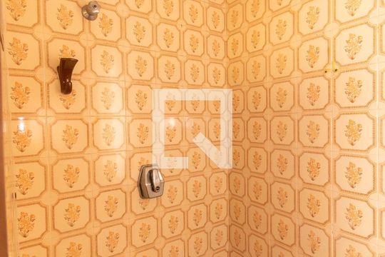 Banheiro de Serviço de casa à venda com 2 quartos, 104m² em Vila Ivg, São Paulo