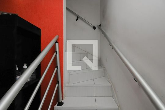 Escadas de casa para alugar com 3 quartos, 300m² em Cooperativa, São Bernardo do Campo