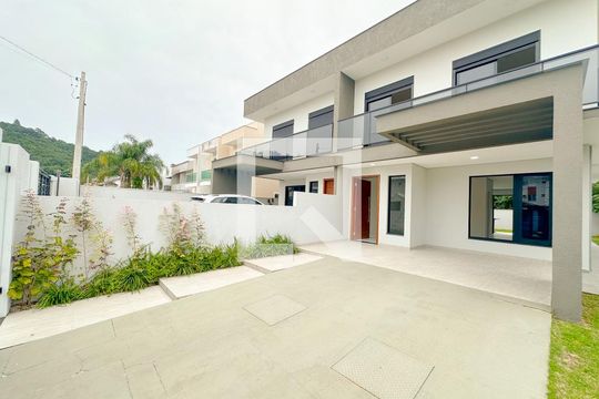 Fachada  de casa para alugar com 3 quartos, 150m² em Canasvieiras, Florianópolis