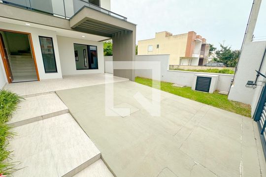Garagem de casa para alugar com 3 quartos, 150m² em Canasvieiras, Florianópolis