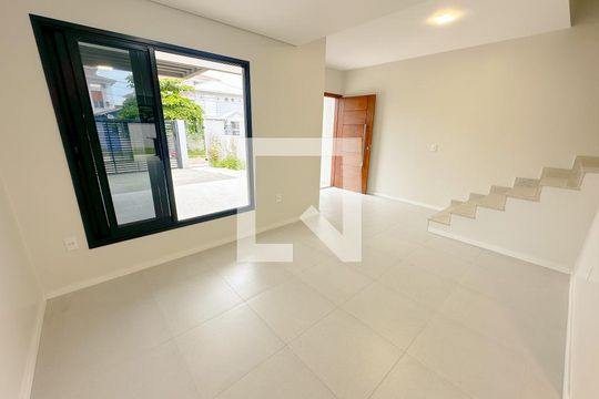 Sala de casa para alugar com 3 quartos, 150m² em Canasvieiras, Florianópolis