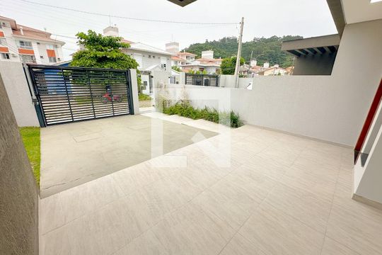Garagem de casa para alugar com 3 quartos, 150m² em Canasvieiras, Florianópolis