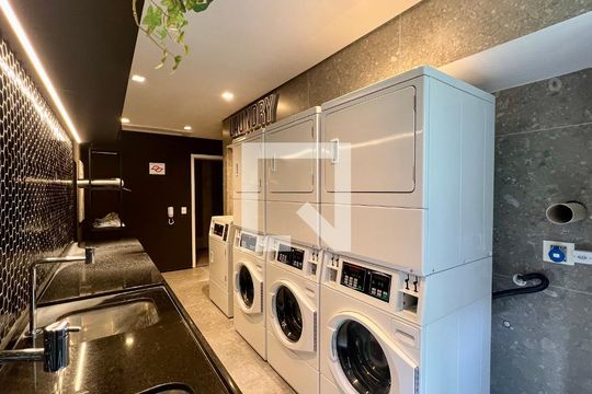 Área comum - Lavanderia de kitnet/studio para alugar com 1 quarto, 24m² em Pinheiros, São Paulo