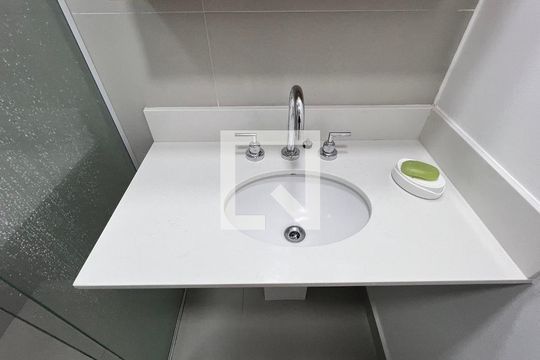 Banheiro de kitnet/studio para alugar com 1 quarto, 24m² em Pinheiros, São Paulo