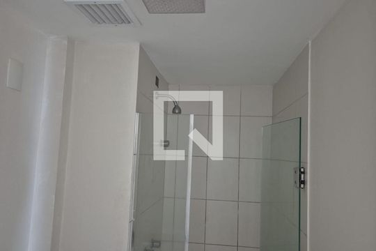 Banheiro de apartamento à venda com 2 quartos, 67m² em São Geraldo, Porto Alegre