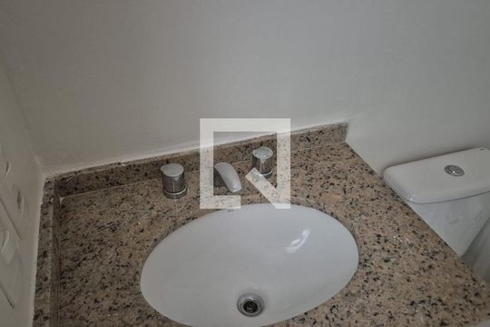Banheiro de apartamento à venda com 2 quartos, 67m² em São Geraldo, Porto Alegre