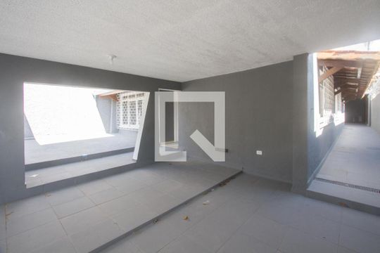 Garagem de casa para alugar com 6 quartos, 379m² em Parque Maria Helena, São Paulo