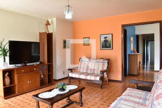 Casa à venda com 4 quartos, 480m² em Barreirinha, Curitiba