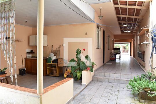 Área externa de casa à venda com 4 quartos, 480m² em Barreirinha, Curitiba
