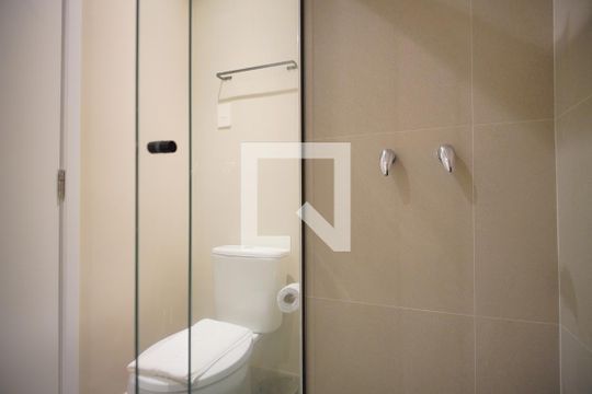 Banheiro de apartamento à venda com 1 quarto, 32m² em Rio Branco, Porto Alegre