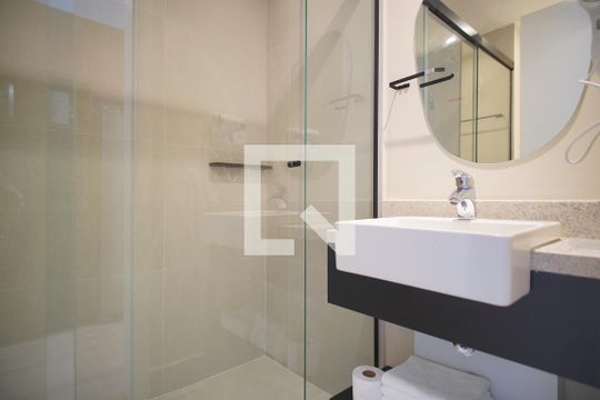 Banheiro de apartamento à venda com 1 quarto, 32m² em Rio Branco, Porto Alegre